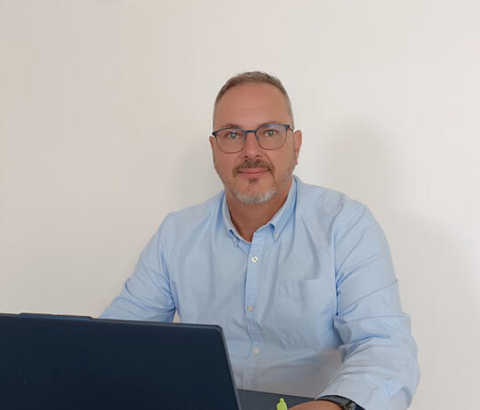 Miloš Hamar Pomáham živnostníkom rásť bez stresu a chaosu. Parťák pre malé firmy, ktoré chcú systém, výsledky a pokoj v biz 🛠️ Obchodné poradenstvo Pomáham ti nastaviť zdravý základ firmy – stratégiu, ziskovosť, a smerovanie. 🤖 Automatizácia a umelá inteligencia Ukážem ti, ako šetriť čas, delegovať rutiny a zjednodušiť si podnikanie. 🌱 Mentoring 1:1 Osobný prístup, a